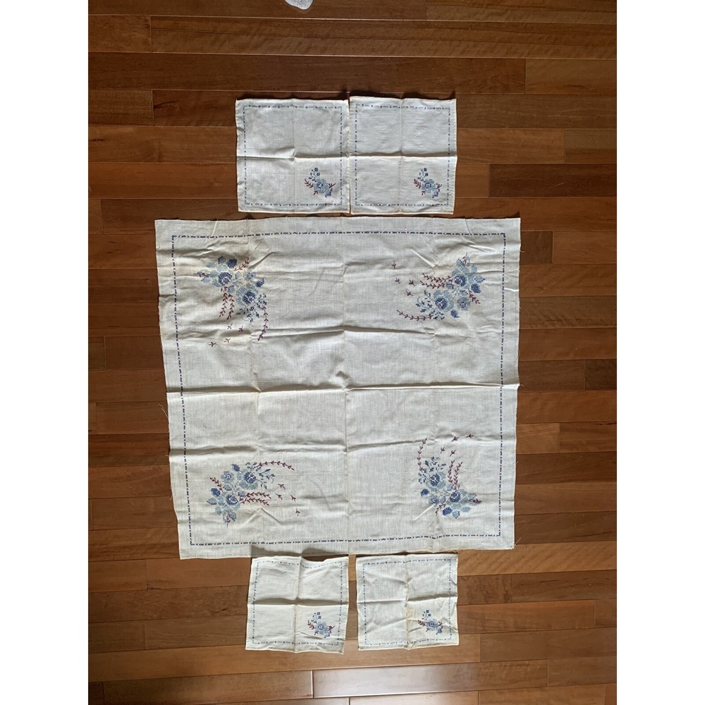 Vintage Embroidered Linen Tablecloth & Napkin Set Hand‎ Stitched Floral
